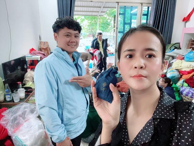 Liên tiếp tìm thấy vàng trong quần áo gửi vùng lũ: Người phụ nữ tìm người trả lại- Ảnh 1.