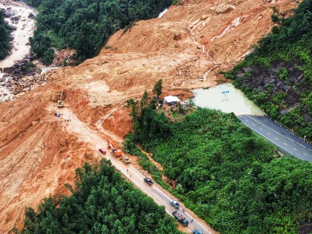 Sạt lở trên tuyến đường Đà Lạt đi Nha Trang, 4 người đi xe khách tử vong- Ảnh 2.