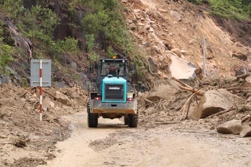 Đèo Khánh Lê có 42 điểm sạt lở, hơn 104.000 m³ đất đá tràn xuống đường   - Ảnh 1.