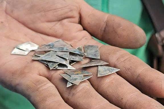 'Đinh tặc' lộng hành trên quốc lộ 1 cũ: Người dân liên tục bị lủng bánh xe - Ảnh 2.