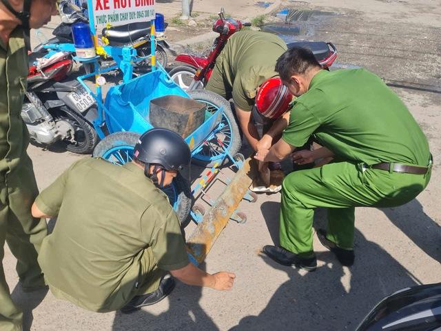 'Đinh tặc' lộng hành trên quốc lộ 1 cũ: Người dân liên tục bị lủng bánh xe - Ảnh 1.