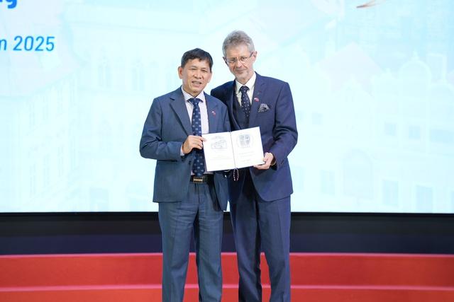Hiệu trưởng Trường ĐH Tôn Đức Thắng nhận kỷ niệm chương của Thượng viện Cộng hòa Séc - Ảnh 2.