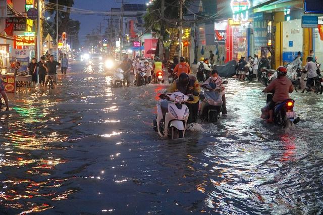 TP.HCM tối nay: Triều cường vượt lịch sử, mưa lớn kéo dài do hoàn lưu bão Kalmaegi - Ảnh 1.