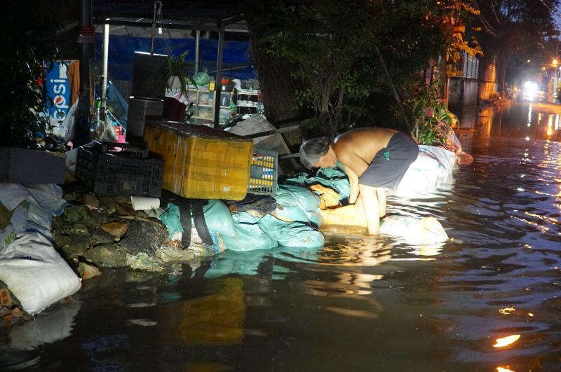 Triều cường ngày 7 . 11 Tại bán đảo Thanh Đa: Ngập nước giảm , người dân nhẹ nhõm hơn - Ảnh 8.