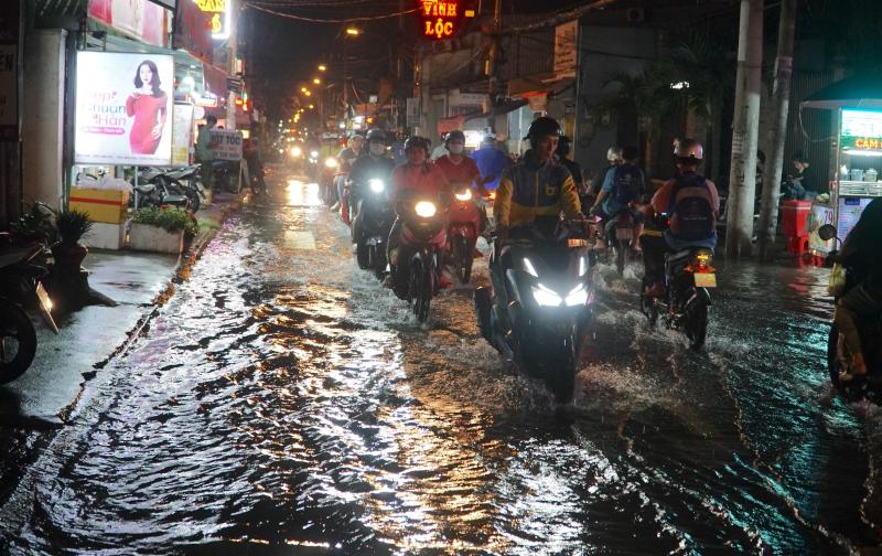 Triều cường ngày 7 . 11 Tại bán đảo Thanh Đa: Ngập nước giảm , người dân nhẹ nhõm hơn - Ảnh 1.