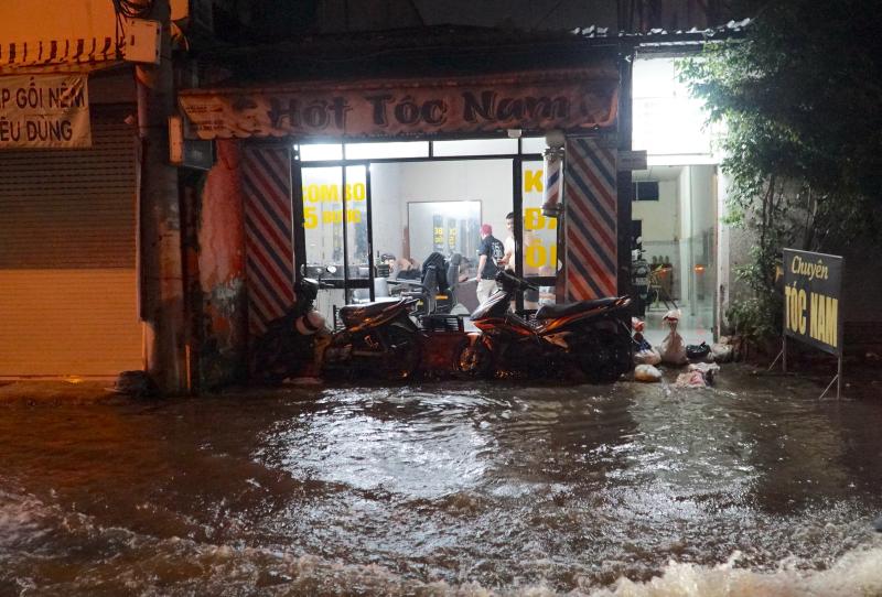 Triều cường ngày 7 . 11 Tại bán đảo Thanh Đa: Ngập nước giảm , người dân nhẹ nhõm hơn - Ảnh 5.