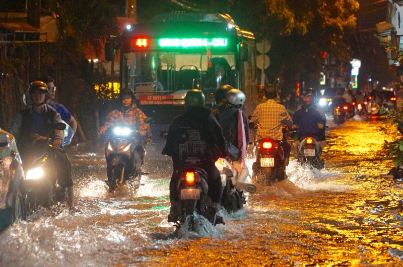 Triều cường ngày 7 . 11 Tại bán đảo Thanh Đa: Ngập nước giảm , người dân nhẹ nhõm hơn - Ảnh 4.