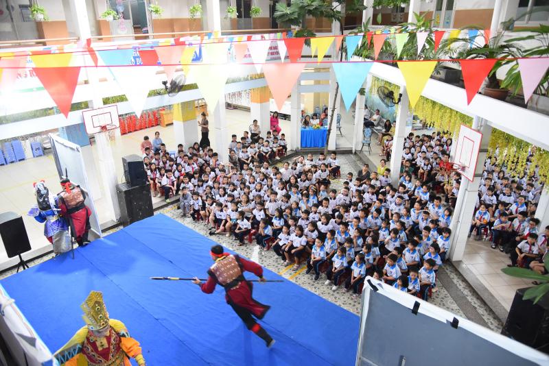 Học sinh TP.HCM học hát cải lương với NSND Tấn Giao và NSƯT Tâm Tâm  - Ảnh 2.