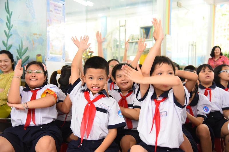 Học sinh TP.HCM học hát cải lương với NSND Tấn Giao và NSƯT Tâm Tâm  - Ảnh 8.
