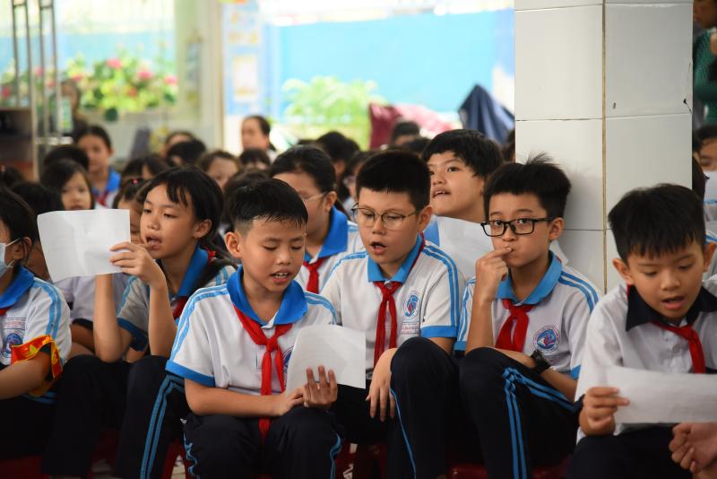 Học sinh TP.HCM học hát cải lương với NSND Tấn Giao và NSƯT Tâm Tâm  - Ảnh 5.