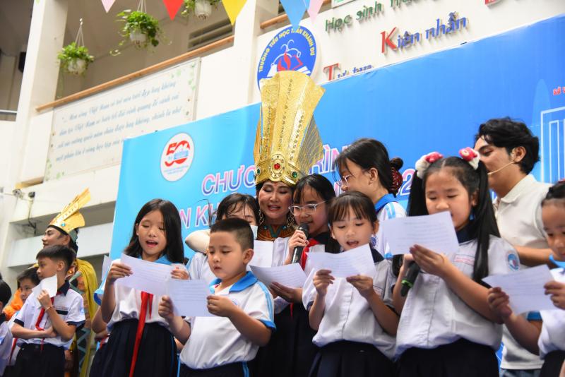 Học sinh TP.HCM học hát cải lương với NSND Tấn Giao và NSƯT Tâm Tâm  - Ảnh 4.
