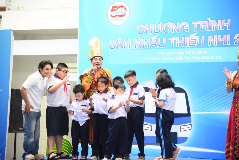 Học sinh TP.HCM học hát cải lương với NSND Tấn Giao và NSƯT Tâm Tâm  - Ảnh 6.