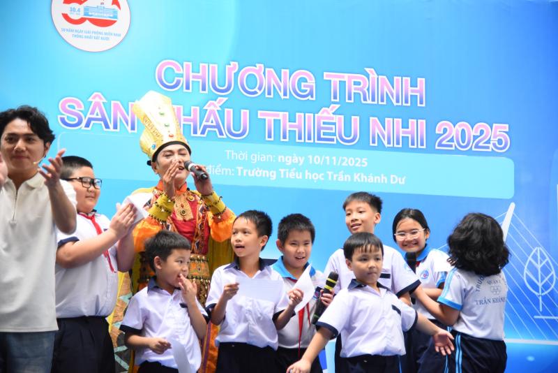 Học sinh TP.HCM học hát cải lương với NSND Tấn Giao và NSƯT Tâm Tâm  - Ảnh 3.