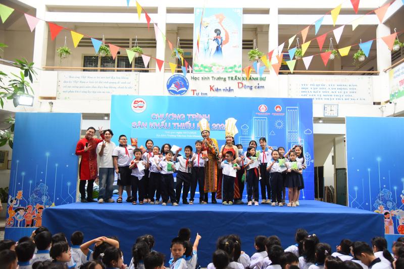 Học sinh TP.HCM học hát cải lương với NSND Tấn Giao và NSƯT Tâm Tâm  - Ảnh 11.