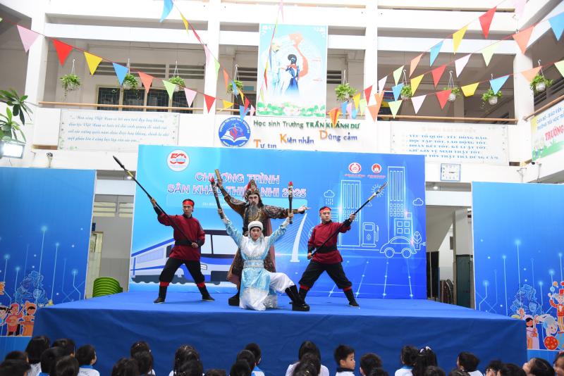 Học sinh TP.HCM học hát cải lương với NSND Tấn Giao và NSƯT Tâm Tâm  - Ảnh 1.