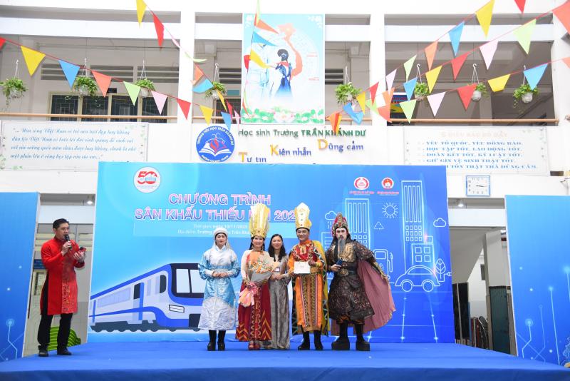 Học sinh TP.HCM học hát cải lương với NSND Tấn Giao và NSƯT Tâm Tâm  - Ảnh 12.