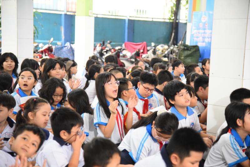 Học sinh TP.HCM học hát cải lương với NSND Tấn Giao và NSƯT Tâm Tâm  - Ảnh 7.
