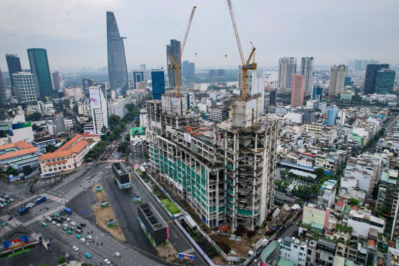 TP.HCM: Cần cẩu 'đứng gác' 3 năm dự án tứ giác Bến Thành, vì sao chưa tháo?- Ảnh 1.