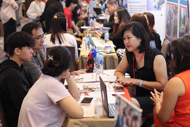 Canada muốn cắt giảm 49% giấy phép du học từ năm tới - Ảnh 1.
