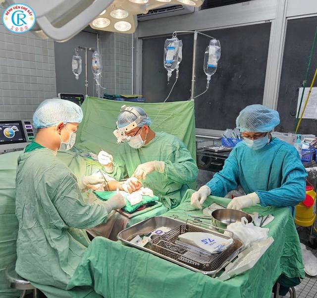 Bệnh viện Chợ Rẫy 'báo động đỏ’, 12 giờ nối 2 tay đứt lìa cho bệnh nhân- Ảnh 1.