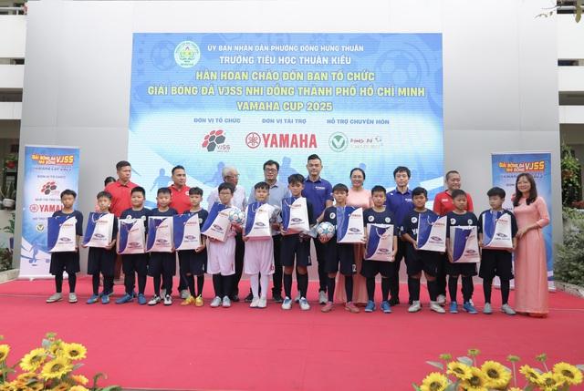 Sân trường trở thành ngày hội bóng đá: Đội bóng nhi đồng được tiếp lửa- Ảnh 1.