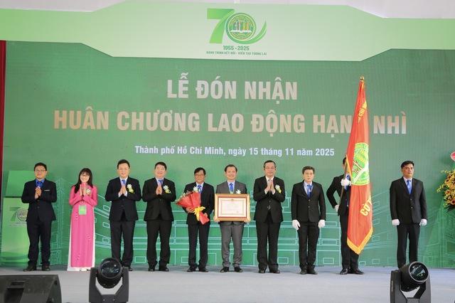 Trường ĐH Nông lâm TP.HCM nhận Huân chương Lao động hạng Nhì  - Ảnh 1.