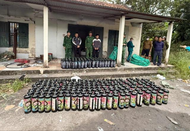 Điều tra đường dây đưa khí cười từ biên giới vào nội địa  - Ảnh 1.