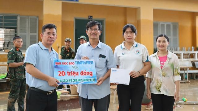 Hơi ấm từ một đám cưới đến với học sinh vùng lũ Gia Lai, Khánh Hòa - Ảnh 1.