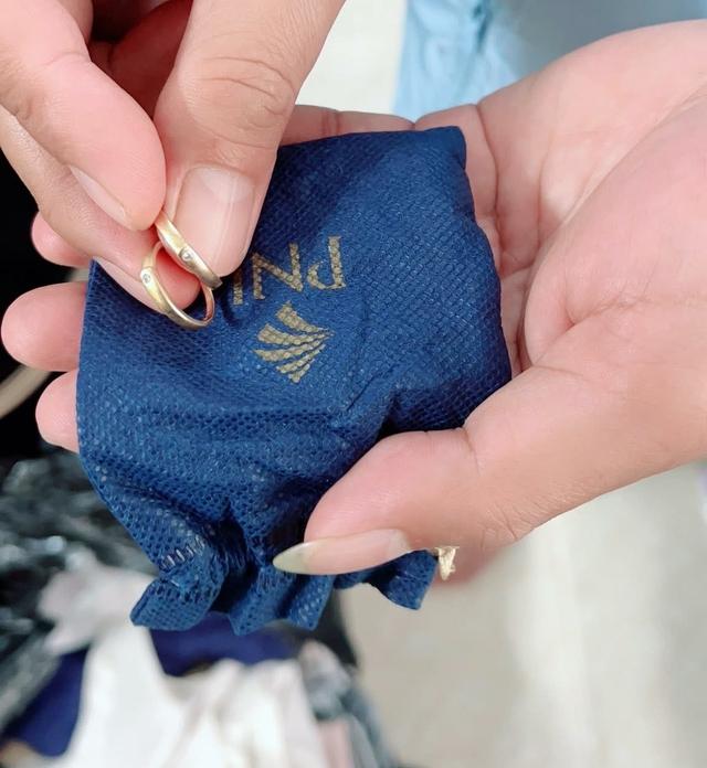 Liên tiếp tìm thấy vàng trong quần áo gửi vùng lũ: Người phụ nữ tìm người trả lại- Ảnh 2.