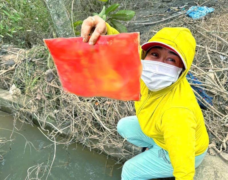 Người dân Hòa Thịnh rửa sổ đỏ đầy bùn sau lũ dữ mà... 'cười ra nước mắt' - Ảnh 2.
