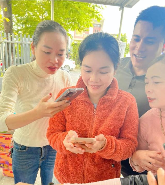 Liên tiếp tìm thấy vàng trong quần áo gửi vùng lũ: Người phụ nữ tìm người trả lại- Ảnh 3.