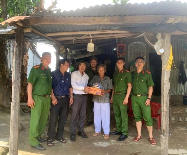 Công an tỉnh Đắk Lắk vận động gạo giúp người dân rốn lũ lịch sử- Ảnh 2.
