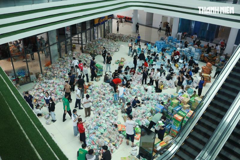'Vỡ trận' đăng ký, 1.000 tình nguyện viên chen nhau xin trực vì vùng lũ miền Trung- Ảnh 5.