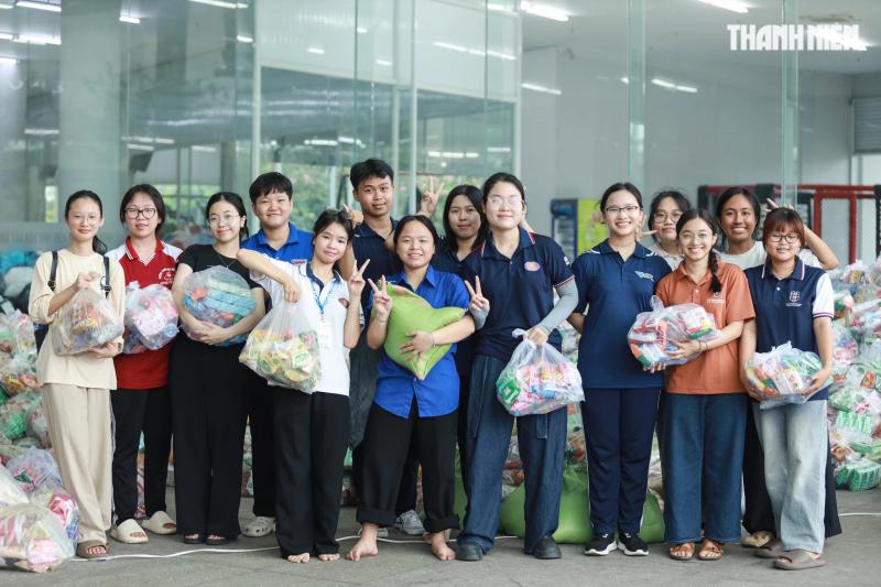 'Vỡ trận' đăng ký, 1.000 tình nguyện viên chen nhau xin trực vì vùng lũ miền Trung- Ảnh 3.