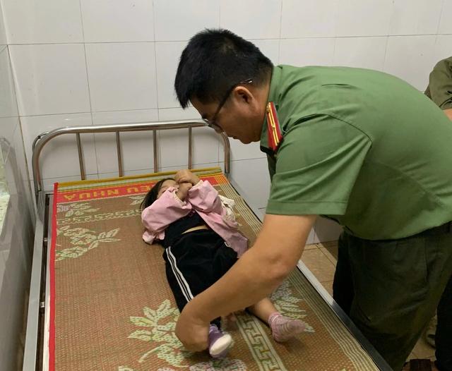  Cảm kích công an xã băng rừng cứu bé 3 tuổi cấp cứu trong đêm bão Kalmaegi  - Ảnh 1.
