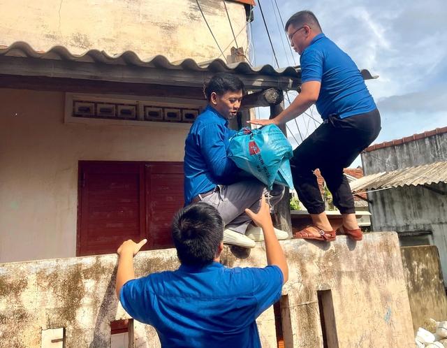 Thanh niên ứng trực 24/24, giúp người dân chống bão Kalmaegi - Ảnh 2.