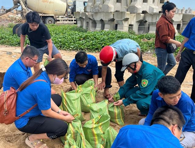 Thanh niên ứng trực 24/24, giúp người dân chống bão Kalmaegi - Ảnh 1.