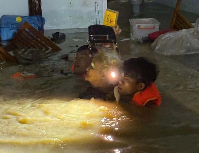 Công an Khánh Hòa, Đắk Lắk, Gia Lai: Xuyên ngày đêm cứu dân và cứu trợ- Ảnh 2.