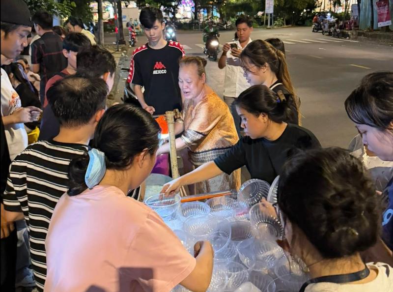 TP.HCM: Gánh bánh canh 0 đồng gây xúc động tại điểm cứu trợ vùng lũ miền Trung- Ảnh 6.