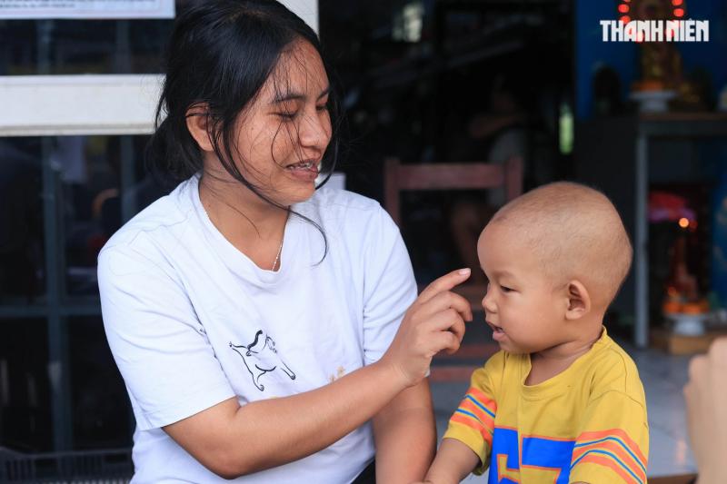 Bé trai nguy cơ mất ánh sáng vì ung thư mắt, gia đình kiệt quệ cầu cứu- Ảnh 5.
