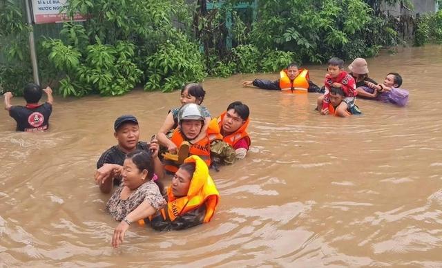 Công an Khánh Hòa, Đắk Lắk, Gia Lai: Xuyên ngày đêm cứu dân và cứu trợ- Ảnh 15.