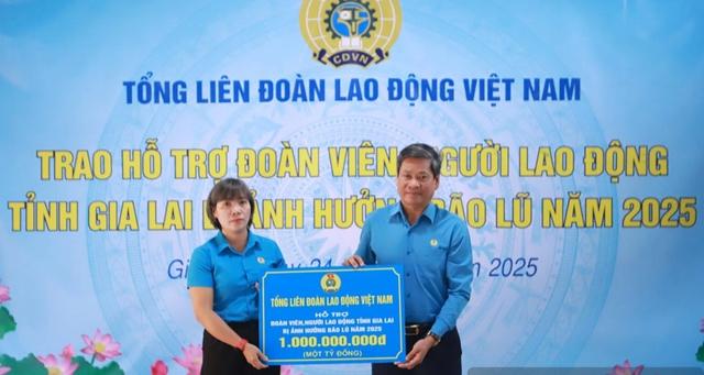 Công đoàn hỗ trợ khẩn cấp 1,5 tỉ đồng giúp lao động Gia Lai sau mưa lũ - Ảnh 1.