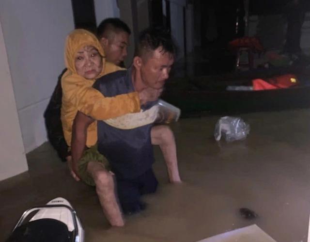 170 người mắc kẹt vì lũ kêu cứu khẩn cấp: 'Nước dâng cao, hết lương thực' - Ảnh 3.