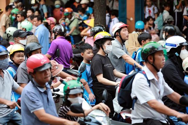 Hai chuyện mắt thấy tai nghe ở cổng trường - Ảnh 2.