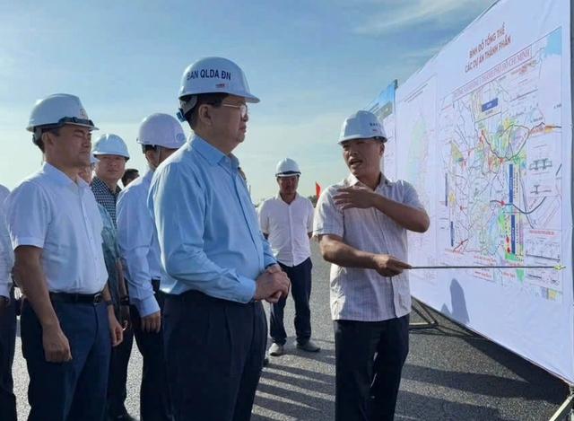Phó thủ tướng kiểm tra tiến độ dự án Vành đai 3 kết nối TPHCM với Nhơn Trạch - Ảnh 1.