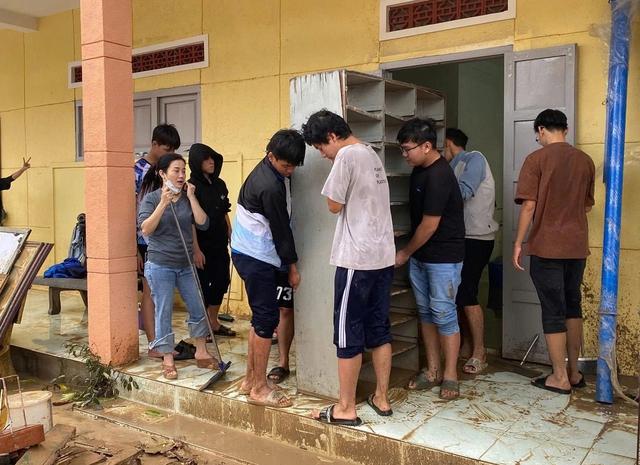 Đắk Lắk: Thầy cô cùng học sinh xắn tay dọn dẹp trường học sau lũ lụt- Ảnh 4. Đắk Lắk: Thầy cô cùng học sinh xắn tay dọn dẹp trường học sau lũ lụt- Ảnh 4.