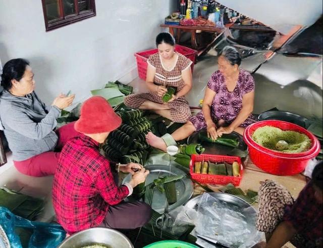 TP.HCM: Người dân miền biển xã Bình Châu gói bánh tét chở ra miền Trung - Ảnh 2.