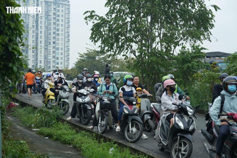 Thời tiết TP.HCM hôm nay 6.11: Triều cường dâng cao, người dân khốn khổ vì ngập nặng - Ảnh 7.