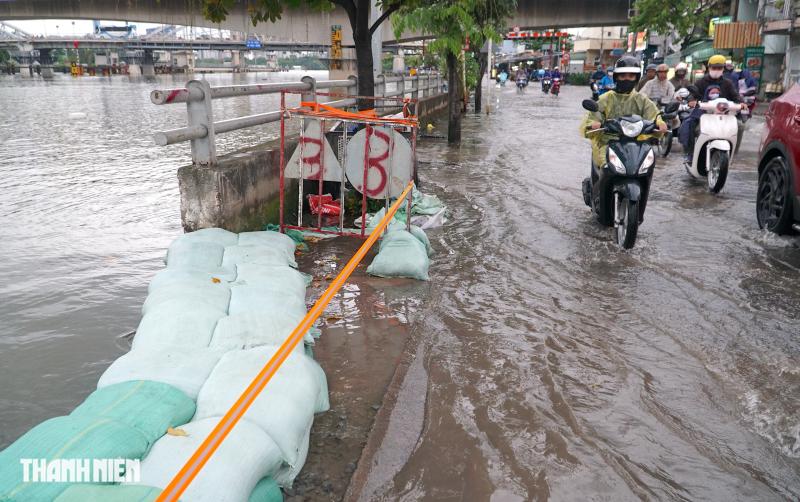 Triều cường đạt đỉnh ở TP.HCM: Một số tuyến đường ở khu nam lại ngập 

- Ảnh 4.