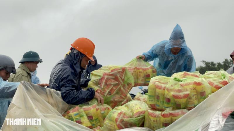 Giữa lũ dữ , lực lượng chức năng tiếp tế và giải cứu người dân tại Yang Mao , Đắk Lắk - Ảnh 4. Giữa lũ dữ , lực lượng chức năng tiếp tế và giải cứu người dân tại Yang Mao , Đắk Lắk - Ảnh 4.